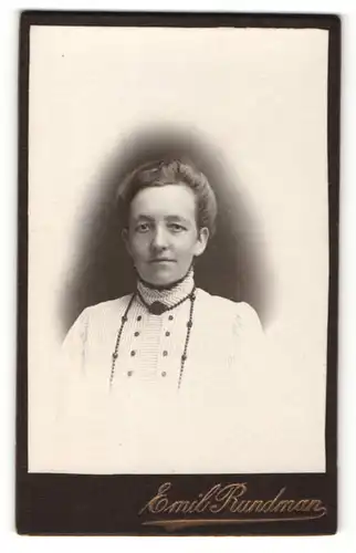 Fotografie Emil Rundman, unbekannter Ort, Portrait modisch gekleidete Dame mit Halskette