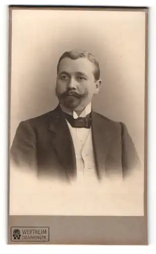 Fotografie Wertheim, Berlin, Portrait stattlicher Herr im Anzug mit Fliege und Bart