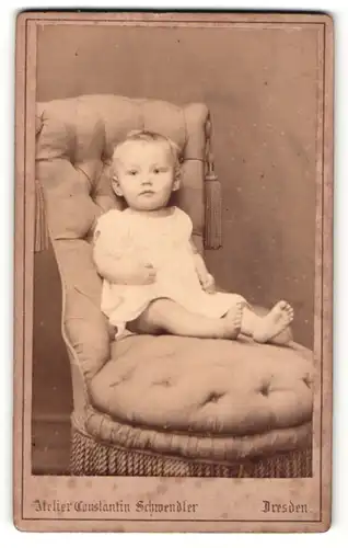 Fotografie Constantin Schwendler, Dresden, Portrait sitzendes Kleinkind im weissen Hemd mit nackigen Füssen