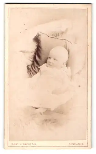 Fotografie Robt. H. Preston, Penzance, Portrait niedliches Kleinkind im weissen Kleidchen