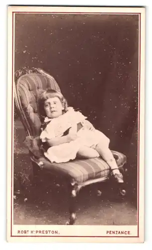 Fotografie Robt. H. Preston, Penzance, Portrait niedliches Kleinkind im weissen Kleidchen