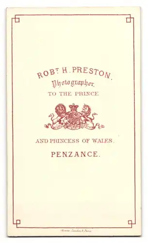 Fotografie Robt. H. Preston, Penzance, Portrait niedliches Kleinkind im weissen Kleidchen