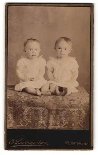 Fotografie Ch. Baumgartner, Wolfratshausen, Portrait zwei niedliche Kleinkinder in weissen Kleidern