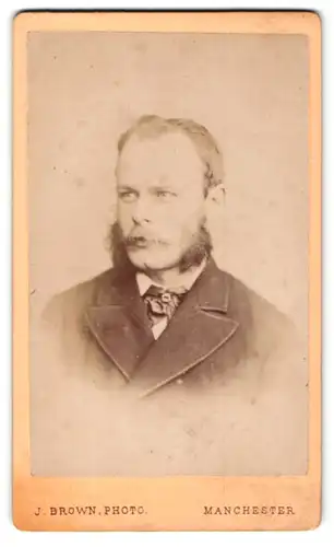 Fotografie J. Brown, Manchester, Portrait eleganter Mann mit Kotelettenbart