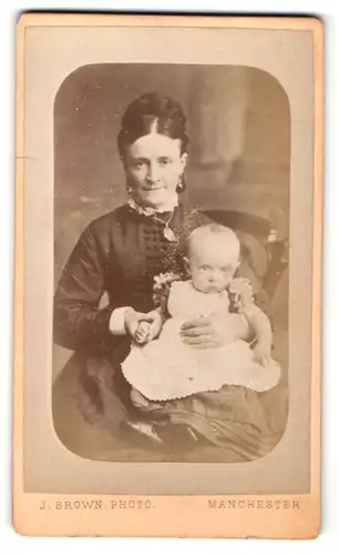 Fotografie J. Brown, Manchester, Portrait charmante Frau mit Kleinkind im Arm