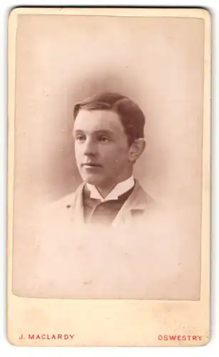 Fotografie J. Maclardy, Oswestry, Portrait dunkelhaariger Mann im Anzug