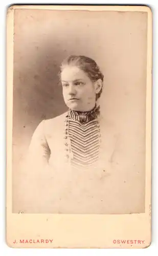 Fotografie J. Maclardy, Oswestry, Portrait schöne Frau mit Brosche am Kragen