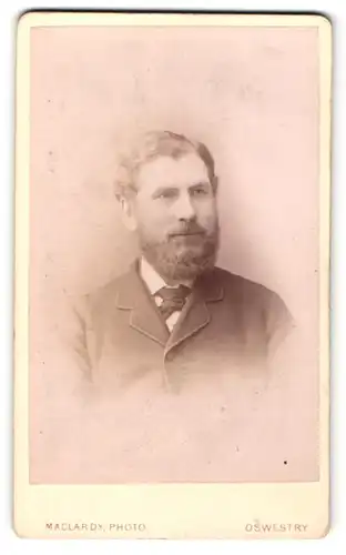 Fotografie J. Maclardy, Oswestry, Portrait edler Mann mit Vollbart