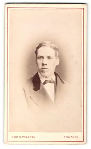 Fotografie Robt. H. Preston, Penzance, Portrait junger Mann mit Ziegenbart