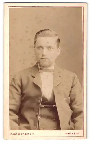 Fotografie Robt. H. Preston, Penzance, Portrait charmanter Herr mit Kinnbart