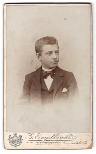 Fotografie G. Engelbrecht, Bayreuth, Portrait dunkelhaariger Junge mit Fliege im Anzug