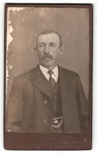 Fotografie J. Zimmermann, Eggenfelden, Portrait stattlicher Mann mit Schnurrbart
