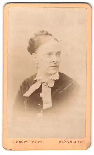 Fotografie J. Brown, Manchester, Portrait ältere Dame mit Schleife am Kragen