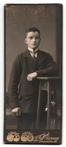 Fotografie L. K. Jue, Dessau, Portrait edler Mann im Anzug