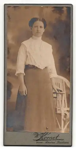 Fotografie W. Kornet, Bautzen, Portrait schönes Fräulein in weisser Bluse