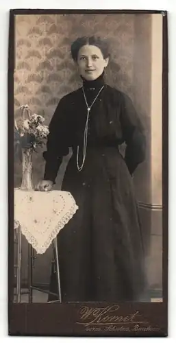 Fotografie W. Kornet, Bautzen, Portrait charmante Frau im schwarzen Kleid
