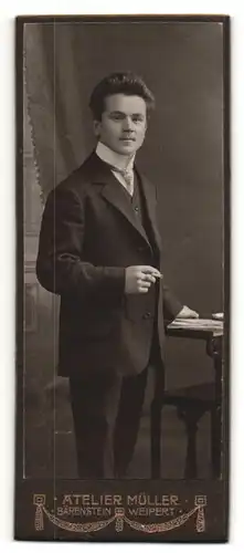 Fotografie Atelier Müller, Bärenstein, Portrait edler Mann im Anzug