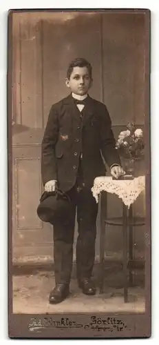 Fotografie Ad. Winkler, Görlitz, Portrait junger Herr im Anzug