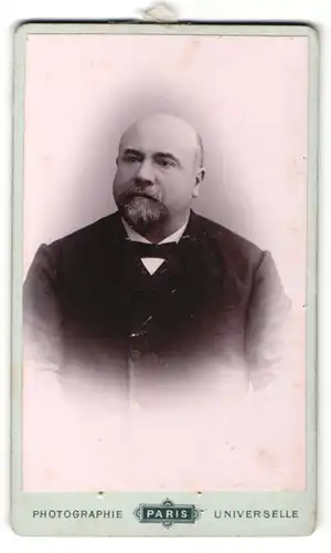 Fotografie Universelle, Paris, Portrait stattlicher Herr mit Spitzbart