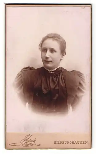 Fotografie Hinck, Hildburghausen, Portrait dunkelhaarige Frau im schwarzen Kleid