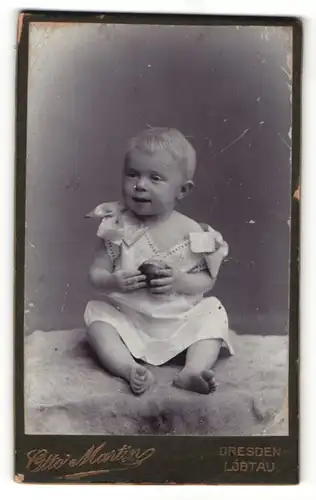 Fotografie Otto Martin, Dresden, Portrait niedliches Kleinkind im weissen Kleidchen