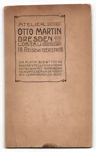 Fotografie Otto Martin, Dresden, Portrait niedliches Kleinkind im weissen Kleidchen