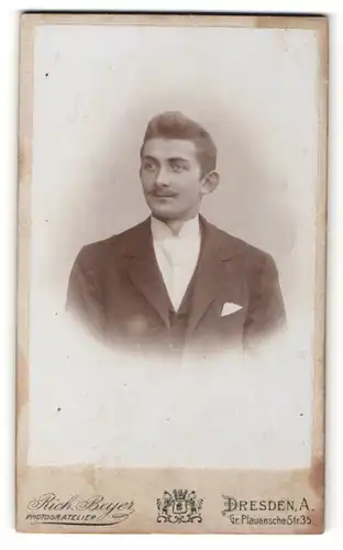 Fotografie Rich. Beyer, Dresden, Portrait edler Mann mit Schnurrbart