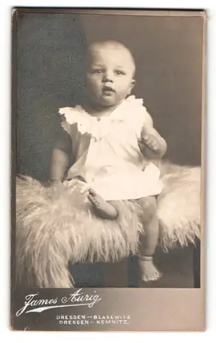 Fotografie James Aurig, Dresden-Blasewitz, Süsses Baby in weissem Kleidchen
