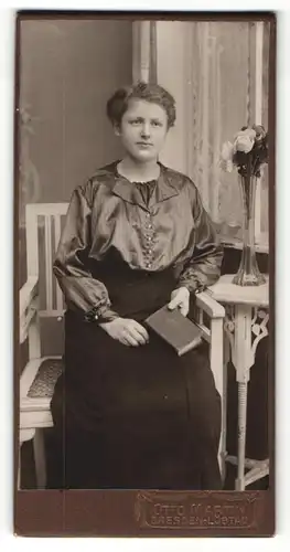 Fotografie Otto Martin, Dresden-Löbtau, Portrait hübsch gekleidete Dame mit Buch am Tisch sitzend
