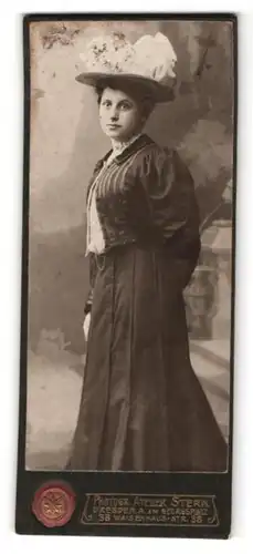 Fotografie Atelier Stern, Dresden-A, Portrait junge Dame in eleganter Kleidung mit Hut