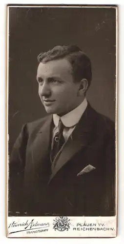 Fotografie Heinrich Axtmann, Plauen i / V., Portrait charmanter Herr im Anzug mit Krawatte