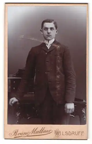 Fotografie Bruno Mattner, Wilsdruff, Portrait junger Herr im Anzug mit Krawatte