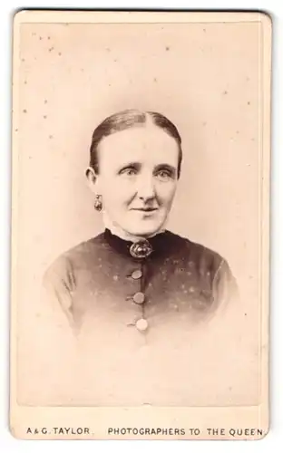 Fotografie A. & G. Taylor, Cardiff, Portrait bürgerliche Dame mit zurückgebundenem Haar