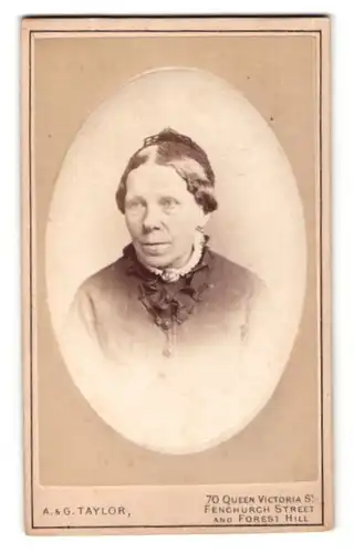 Fotografie A. & G. Taylor, London-EC, Portrait ältere Dame in hübscher Kleidung mit Haube