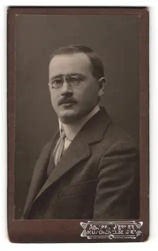 Fotografie Adalbert Werner, München, Portrait stattlicher Herr mit Schnurrbart und Zwicker