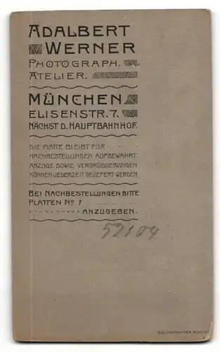 Fotografie Adalbert Werner, München, Portrait stattlicher Herr mit Schnurrbart und Zwicker