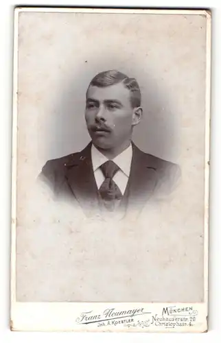 Fotografie Franz Neumayer, München, Portrait stattlicher Herr mit Schnäuzer und Krawatte im Jackett