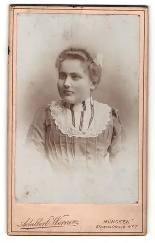 Fotografie Adalbert Werner, München, Portrait blondes schönes Fräulein im bestickten Kleid