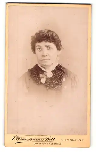 Fotografie Barnes & Bell, London, Portrait betagte Dame mit lockigem Haar und Brosche am Kragen