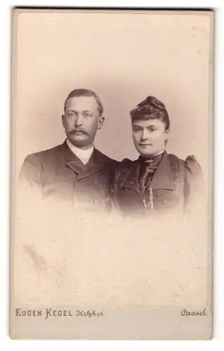 Fotografie Eugen Kegel, Cassel, Portrait bezauberndes Paar in eleganter Kleidung