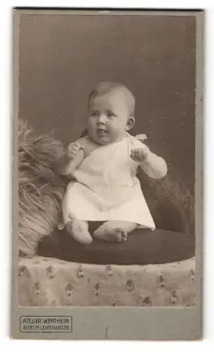 Fotografie Atelier Wertheim, Berlin, Baby in weissem Kleid auf Sessel sitzend