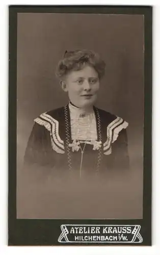 Fotografie Atelier Krauss, Hilchenbach, Portrait Dame mit hochgesteckten Haaren