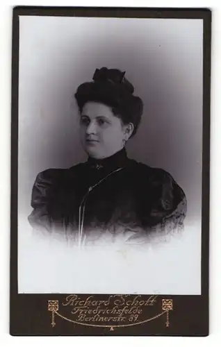 Fotografie Richard Schott, Friedrichsfelde, Portrait Dame mit hochgedrehten Haaren