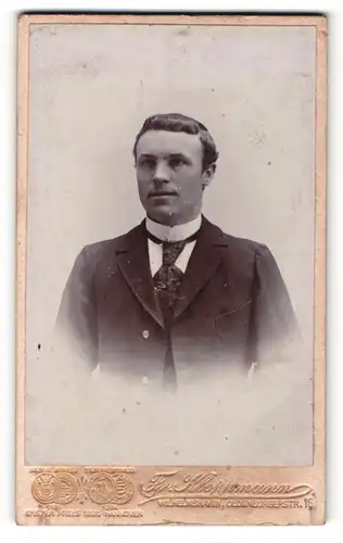 Fotografie Fr. Kloppmann, Wilhelmshaven, Portrait brünetter junger Mann in Krawatte und Jackett