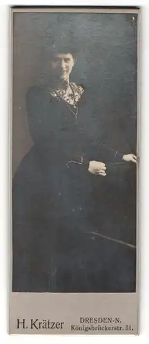 Fotografie H. Krätzer, Dresden-N., Portrait lächelnde Schönheit mit Dutt im bestickten Kleid