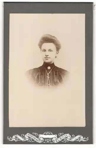 Fotografie Album Portrait, unbekannter Ort, Portrait junge Dame in hübscher Kleidung mit Kragenbrosche