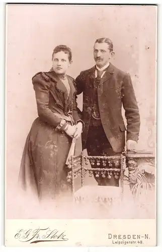 Fotografie E. G. Fr. Stotz, Dresden-N, Portrait bürgerliches Paar in hübscher Kleidung mit Fächer