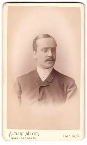 Fotografie Albert Meyer, Berlin, Portrait charmanter junger Mann mit Zwicker und Schnäuzer