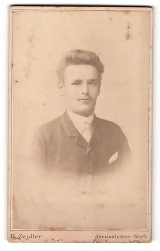 Fotografie H. Zeidler, Berlin, Portrait hübscher junger Mann im eleganten Anzug