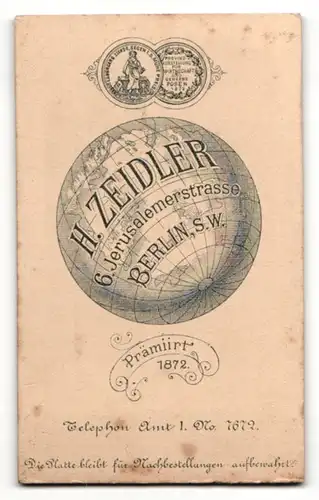 Fotografie H. Zeidler, Berlin, Portrait hübscher junger Mann im eleganten Anzug